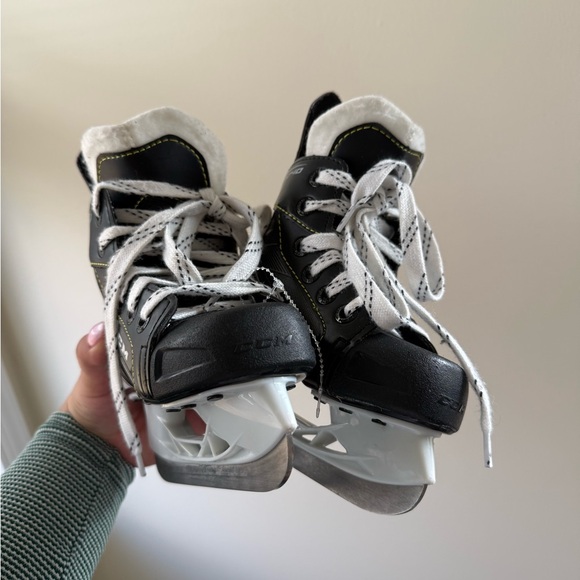 CCM Tacks 9040 Kids Hockey Skates - Picture 6 of 8
